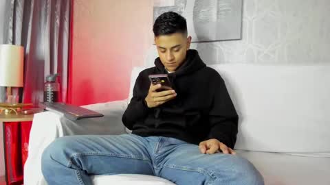 Snapshot of lucii_fer_ chatting on February 9, 11:47 am Leo online show from February 9, 11:47 am