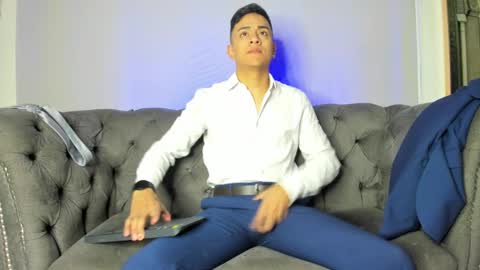 Snapshot of lucii_fer_ chatting on December 21, 11:01 am Leo online show from December 21, 11:01 am