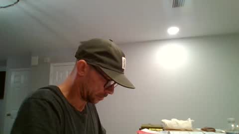 luiggii0904 online show from April 11, 1:35 am