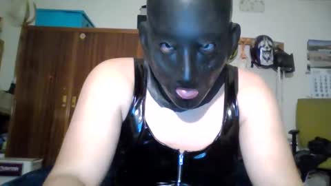Snapshot of luis2423 chatting on October 12, 1:10 am A slave to the mistress.. un esclavo para las amas dominantes. online show from October 12, 1:10 am