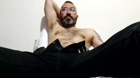 Snapshot of luis2988z chatting on January 10, 1:42 am Hairyman online show from January 10, 1:42 am