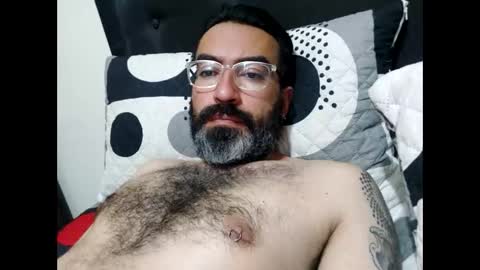 Snapshot of luis2988z chatting on December 18, 3:58 am Hairyman online show from December 18, 3:58 am