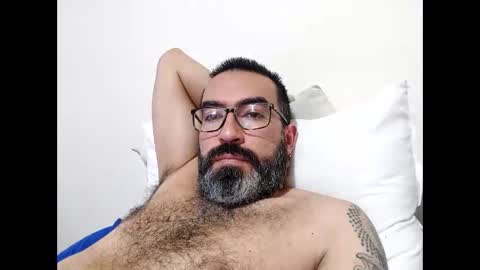 Snapshot of luis2988z chatting on February 23, 11:04 pm Hairyman online show from February 23, 11:04 pm