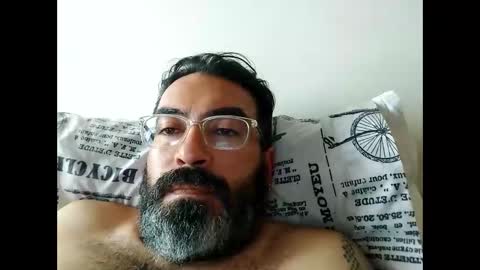 Snapshot of luis2988z chatting on December 22, 7:42 pm Hairyman online show from December 22, 7:42 pm