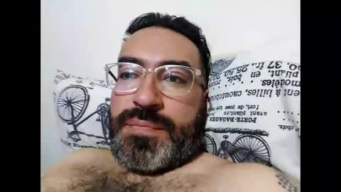 Snapshot of luis2988z chatting on December 28, 2:11 am Hairyman online show from December 28, 2:11 am