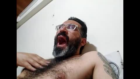 Snapshot of luis2988z chatting on December 15, 2:08 am Hairyman online show from December 15, 2:08 am