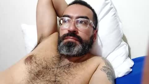 Snapshot of luis2988z chatting on February 19, 2:33 am Hairyman online show from February 19, 2:33 am
