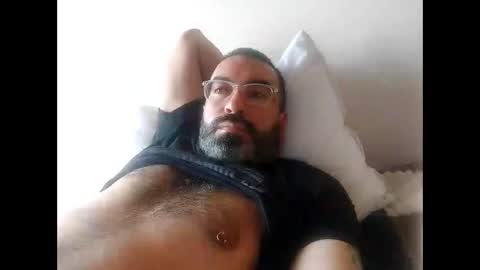 Snapshot of luis2988z chatting on February 9, 7:19 pm Hairyman online show from February 9, 7:19 pm