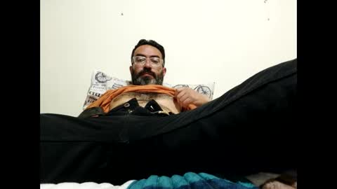 Snapshot of luis2988z chatting on December 13, 3:05 am Hairyman online show from December 13, 3:05 am