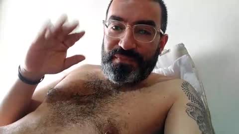 Snapshot of luis2988z chatting on February 17, 1:21 pm Hairyman online show from February 17, 1:21 pm