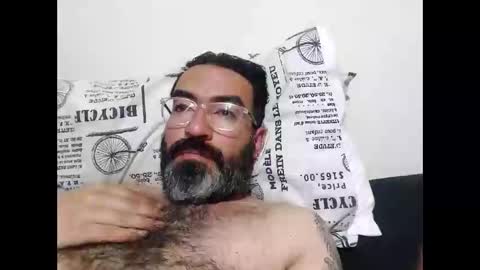 Snapshot of luis2988z chatting on December 21, 3:03 am Hairyman online show from December 21, 3:03 am