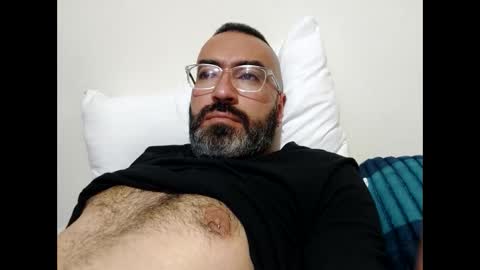 Snapshot of luis2988z chatting on January 8, 1:53 am Hairyman online show from January 8, 1:53 am