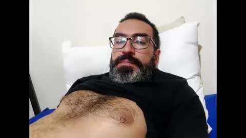 Snapshot of luis2988z chatting on March 1, 9:59 pm Hairyman online show from March 1, 9:59 pm