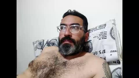 Snapshot of luis2988z chatting on December 17, 2:01 am Hairyman online show from December 17, 2:01 am