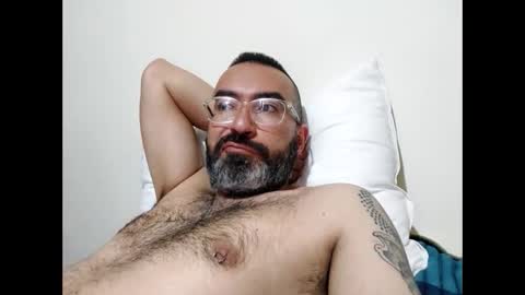 Snapshot of luis2988z chatting on January 14, 12:43 am Hairyman online show from January 14, 12:43 am