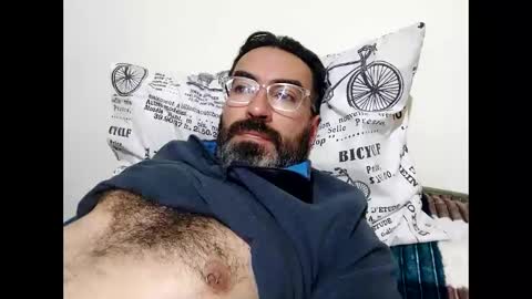 Snapshot of luis2988z chatting on December 7, 4:20 am Hairyman online show from December 7, 4:20 am