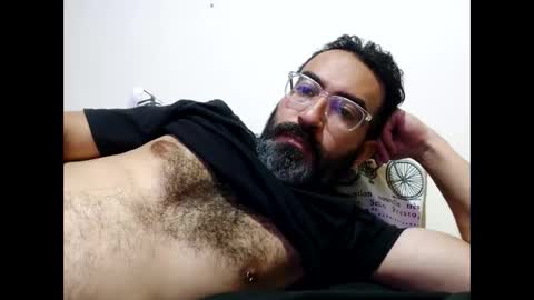 Snapshot of luis2988z chatting on December 16, 12:59 am Hairyman online show from December 16, 12:59 am