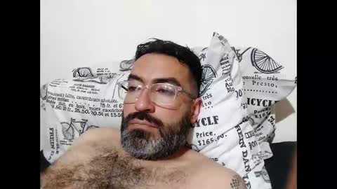 Snapshot of luis2988z chatting on December 27, 2:47 am Hairyman online show from December 27, 2:47 am