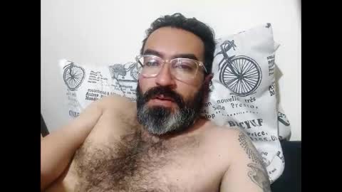 Snapshot of luis2988z chatting on December 19, 3:40 am Hairyman online show from December 19, 3:40 am