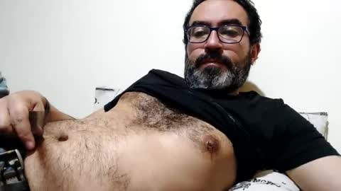 Snapshot of luis2988z chatting on October 7, 1:43 am Hairyman online show from October 7, 1:43 am