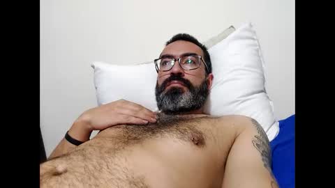 Snapshot of luis2988z chatting on March 5, 2:36 am Hairyman online show from March 5, 2:36 am