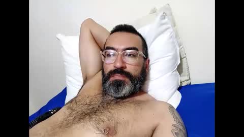 Snapshot of luis2988z chatting on February 2, 3:32 am Hairyman online show from February 2, 3:32 am