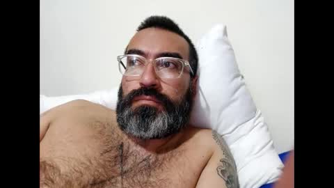 Snapshot of luis2988z chatting on February 4, 3:22 am Hairyman online show from February 4, 3:22 am