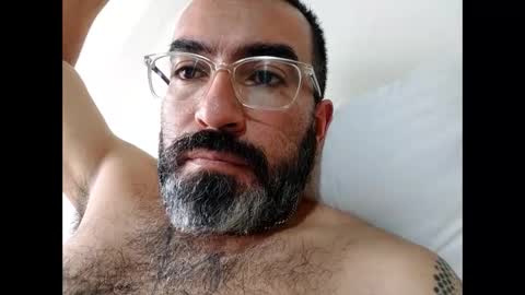 Snapshot of luis2988z chatting on February 16, 9:27 pm Hairyman online show from February 16, 9:27 pm