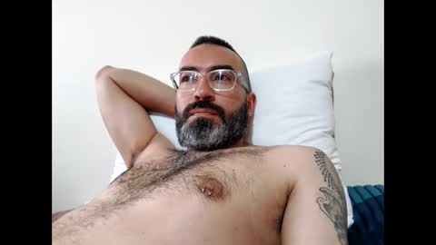 Snapshot of luis2988z chatting on January 12, 10:33 pm Hairyman online show from January 12, 10:33 pm