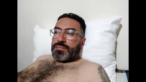 Snapshot of luis2988z chatting on December 29, 3:00 am Hairyman online show from December 29, 3:00 am