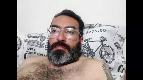 Snapshot of luis2988z chatting on December 24, 4:44 am Hairyman online show from December 24, 4:44 am