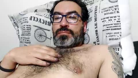 Snapshot of luis2988z chatting on October 3, 8:19 am Hairyman online show from October 3, 8:19 am