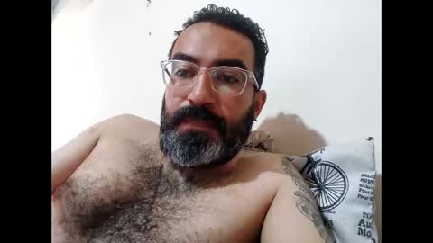 Snapshot of luis2988z chatting on December 15, 2:27 pm Hairyman online show from December 15, 2:27 pm