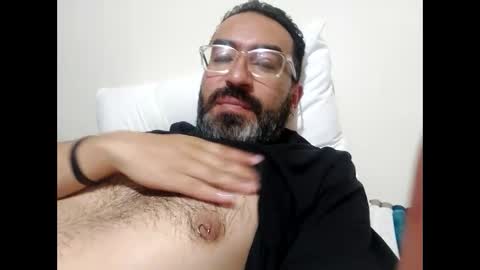 Snapshot of luis2988z chatting on January 6, 11:42 pm Hairyman online show from January 6, 11:42 pm