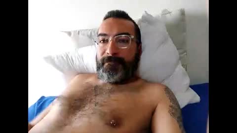Snapshot of luis2988z chatting on February 2, 4:00 pm Hairyman online show from February 2, 4:00 pm