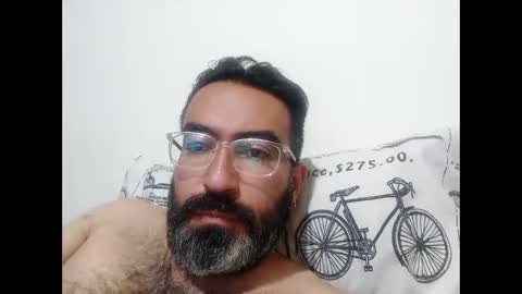 Snapshot of luis2988z chatting on December 10, 3:30 am Hairyman online show from December 10, 3:30 am