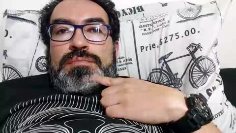 Snapshot of luis2988z chatting on September 15, 12:24 am Hairyman online show from September 15, 12:24 am