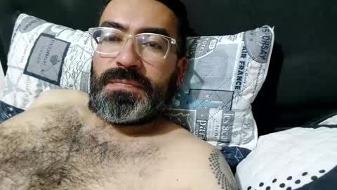 Snapshot of luis2988z chatting on December 4, 2:20 am Hairyman online show from December 4, 2:20 am