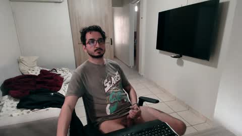 Snapshot of luis_flr chatting on January 10, 8:37 pm luis_flr online show from January 10, 8:37 pm