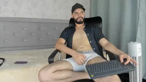 Snapshot of luke_diaz7 chatting on February 21, 12:16 am luke diaz7 online show from February 21, 12:16 am