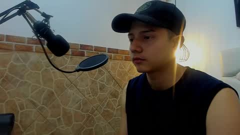 Snapshot of luke_julien chatting on March 8, 7:18 pm Luke Julien online show from March 8, 7:18 pm