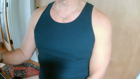 Snapshot of luvzjerkingoff chatting on January 7, 9:35 pm luvzjerkingoff online show from January 7, 9:35 pm