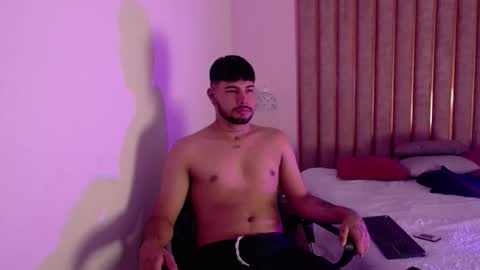 lyam_saenz online show from November 28, 10:33 pm