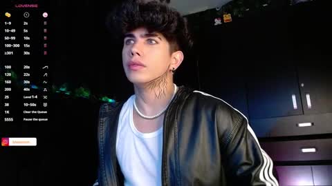 Snapshot of lylebennett_ chatting on December 19, 11:50 am Lyle Bennett Freelance Model online show from December 19, 11:50 am