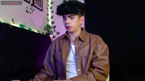 Snapshot of lylebennett_ chatting on January 27, 11:11 am Lyle Bennett Freelance Model online show from January 27, 11:11 am
