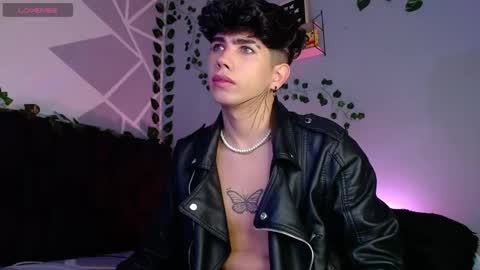 Snapshot of lylebennett_ chatting on December 9, 9:49 am Lyle Bennett Freelance Model online show from December 9, 9:49 am