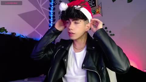 Snapshot of lylebennett_ chatting on December 8, 10:19 am Lyle Bennett Freelance Model online show from December 8, 10:19 am