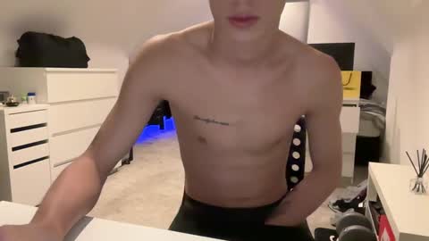Snapshot of lz_britboy chatting on February 2, 10:06 pm NEW Leo lz britboy online show from February 2, 10:06 pm