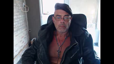 MACHO BUSCADOR online show from January 21, 6:33 pm