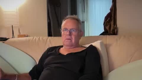 madmanacrossthewater online show from November 1, 9:52 pm